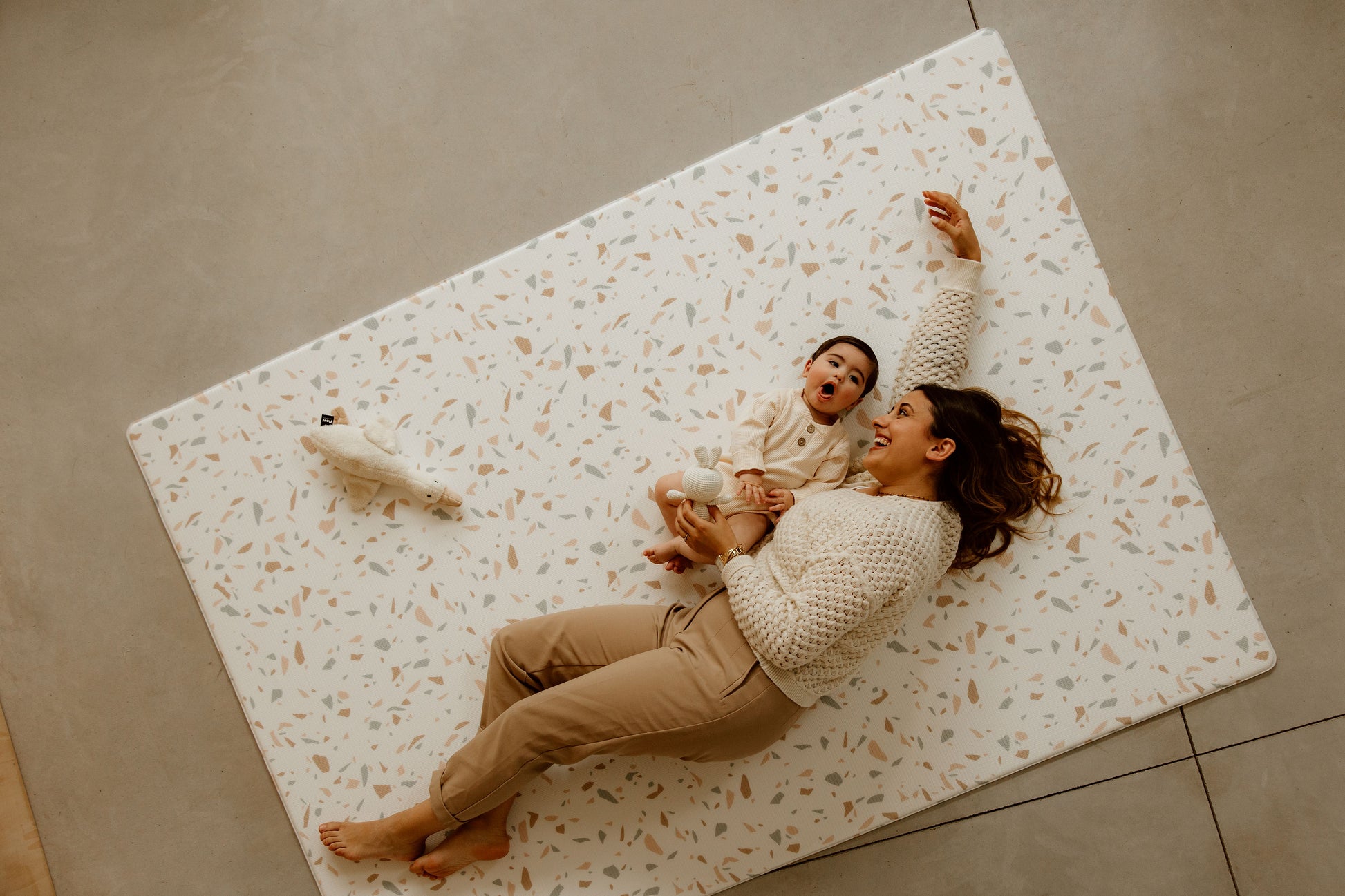maman et bébé qui s'amusent sur le tapis de jeu xl tapilou