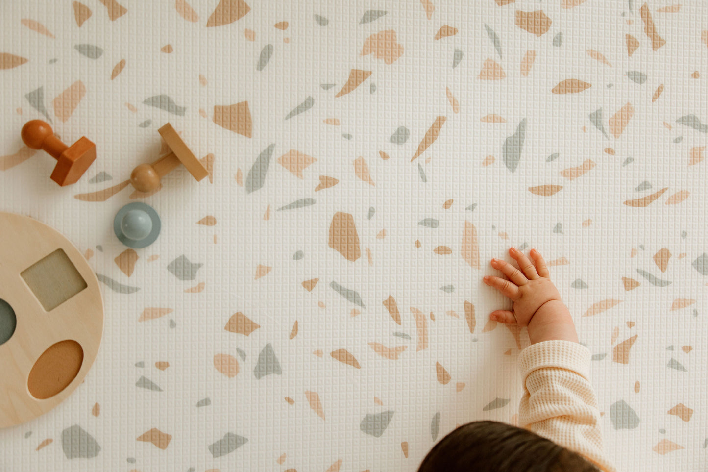 zoom main bébé sur tapis de jeu xl tapilou