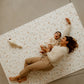 maman et bébé sur le tapis de jeu xl tapilou