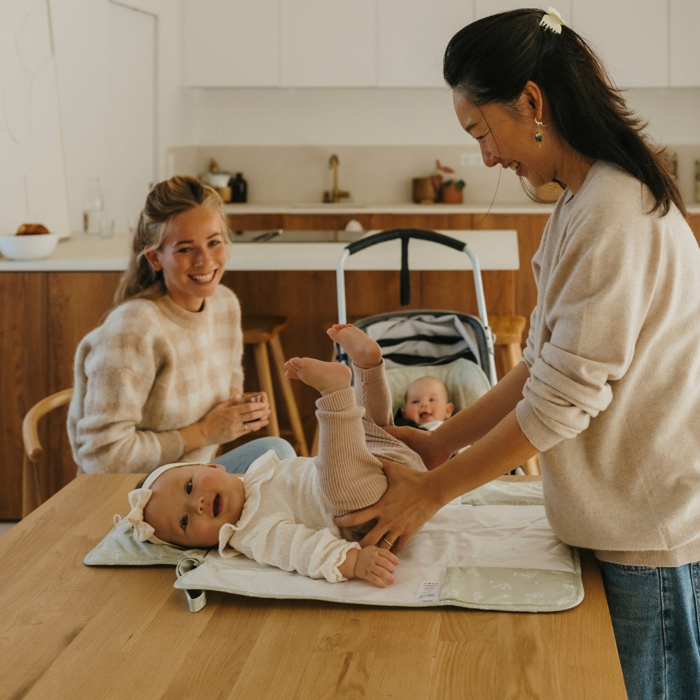 moment de change bébé sur matelas à langer tapilou