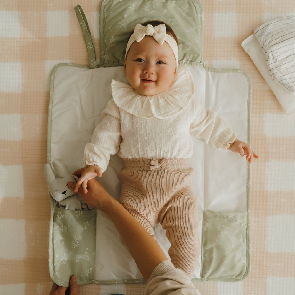 bébé sur matelas à langer imperméable motif fleur tapilou