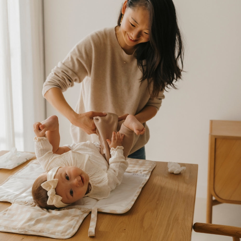 moment de change du bébé avec le matelas à langer vichy tapilou