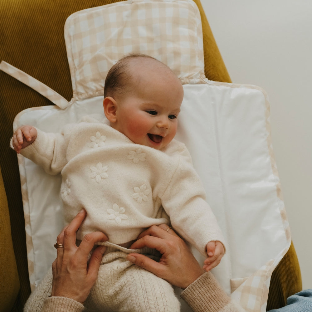 bébé sur le matelas à langer motif vichy tapilou