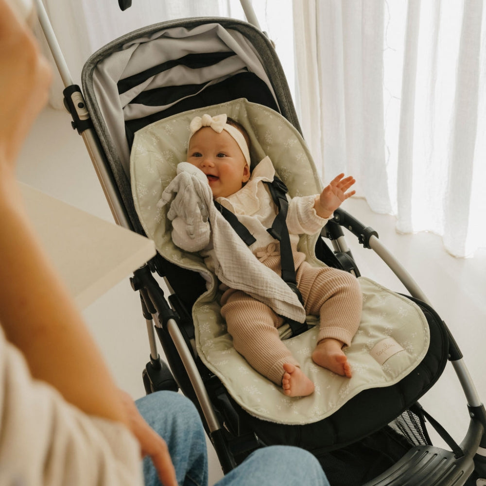 bébé sur le matelas de poussette champêtre tapilou