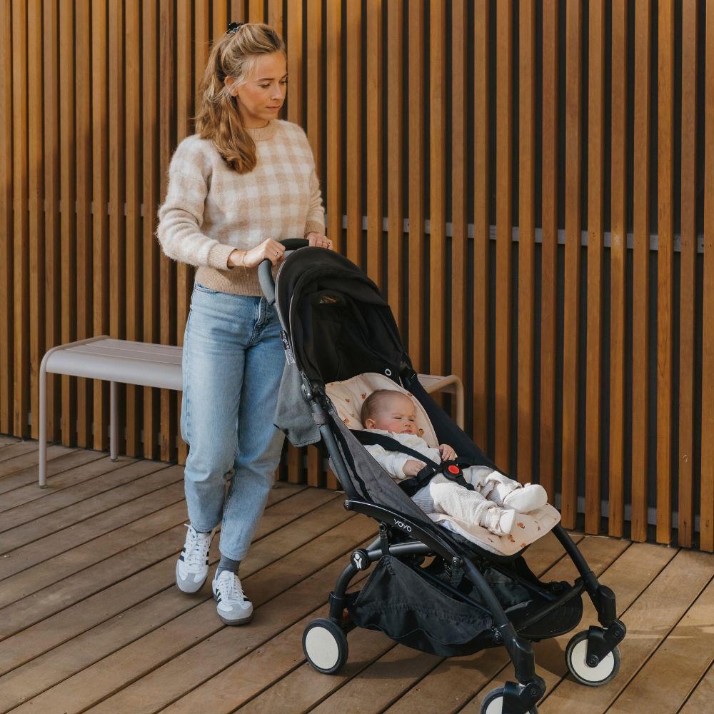 bébé sur le matelas de poussette pêche tapilou