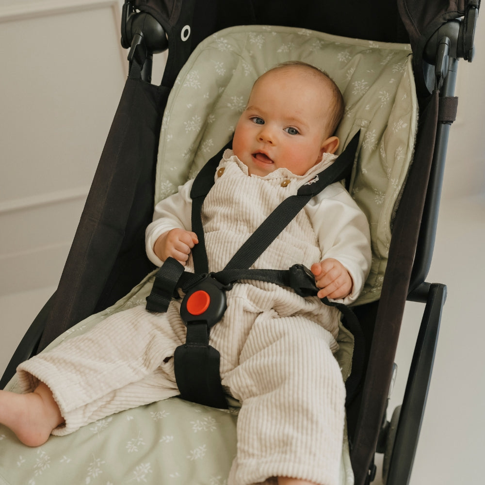 bébé confortablement installé sur le matelas de poussette champêtre tapilou