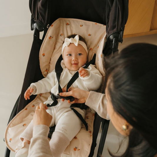 bébé en train d'être installé sur le matelas de poussette pêche tapilou