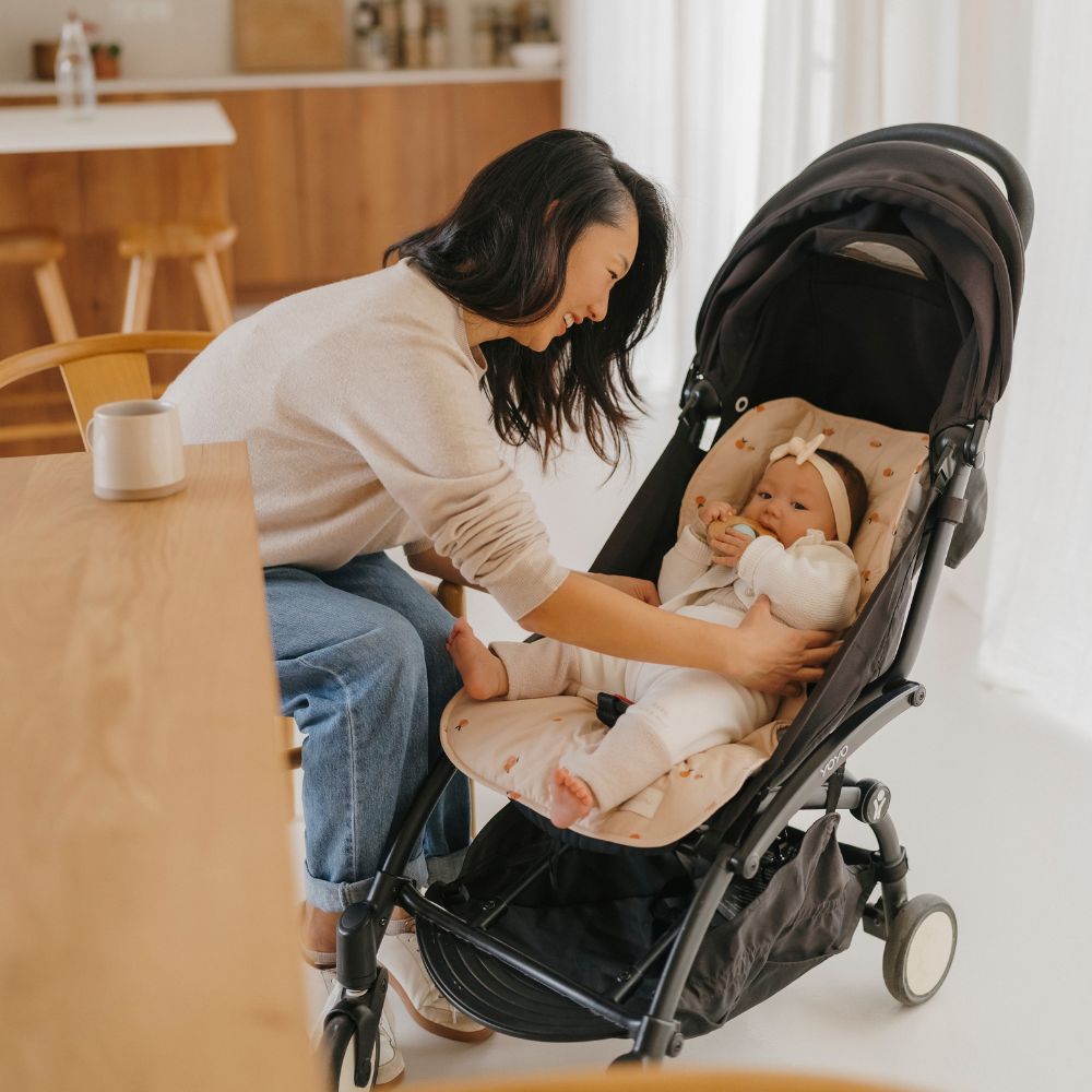 bébé installé sur un matelas de poussette pêche tapilou