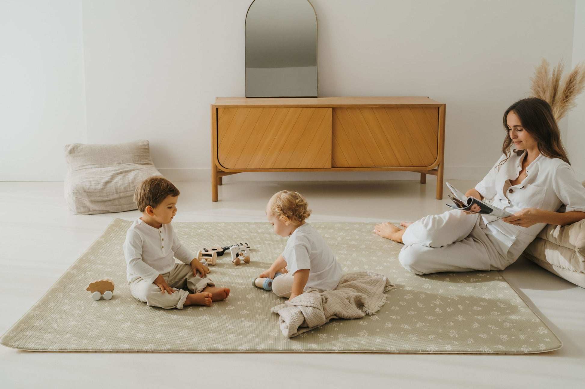 maman et enfants sur un tapis de jeu xl tapilou