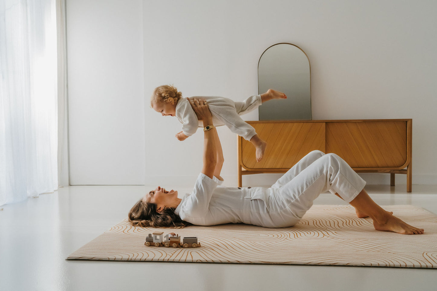 maman et bébé qui joue sur le tapis de jeu xl tapilou