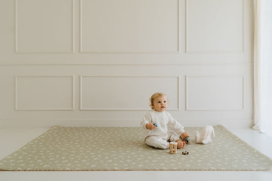 tapis de jeu avec un bébé qui joue dessus