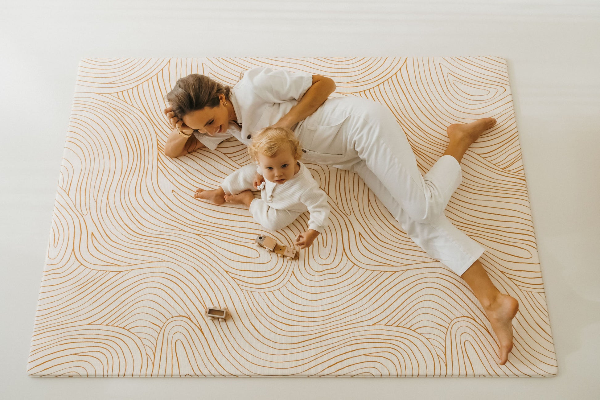 maman et son bébé sur un tapis de jeu xl tapilou